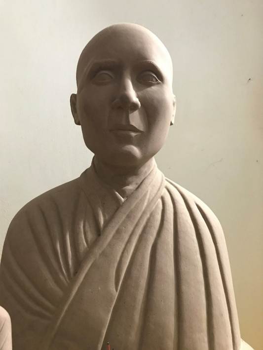 A statue of a person

AI-generated content may be incorrect.