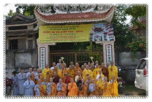 A group of people in yellow robes

AI-generated content may be incorrect.